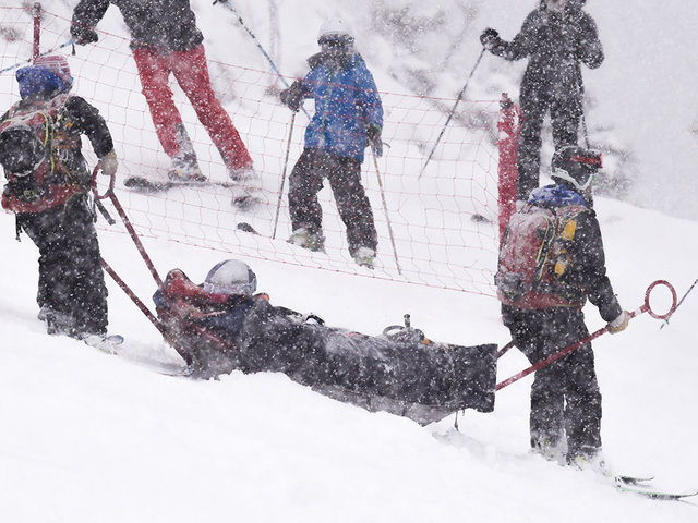 Lindsey Vonn injures left knee during World Cup