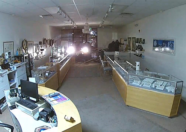 Police looking for suspects in smashandgrab burglary at Longmont