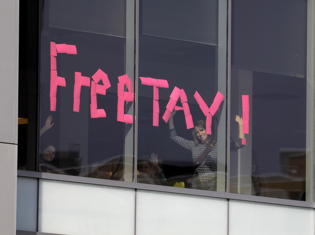 Remember the sticky notes outside of the Taylor Swift groping trial? Taylor noticed them