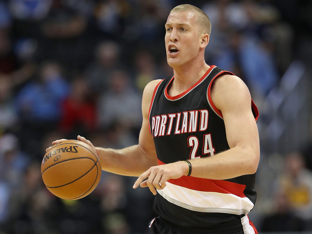 Center Plumlee returning to Nuggets on 3-year, $41M deal