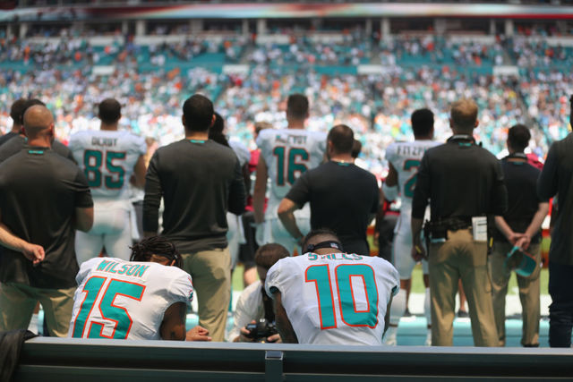 2 players kneel for anthem, Kaepernick tweets to thank them